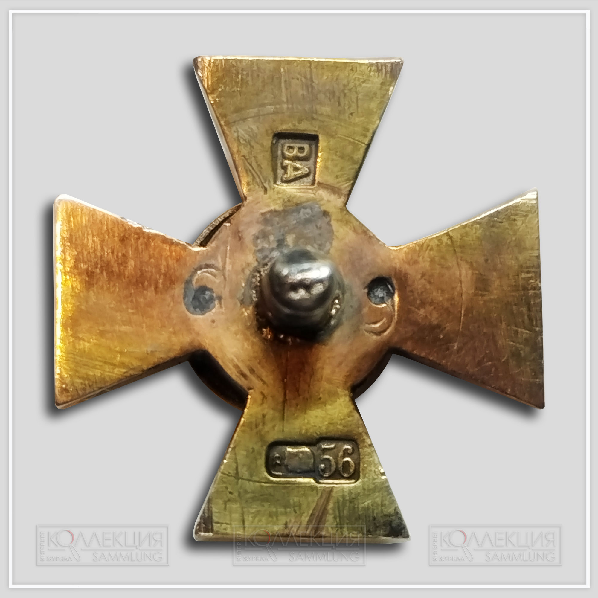 Крест ордена Святого Георгия на георгиевское оружие. 1909-1917 гг. Поставщик капитула орденов фирма Эдуард, Санкт-Петербург. Золото 56 проба. Эмаль, клеймо ВД (Вера Дитвольд). Вес без гайки 4,6 г.